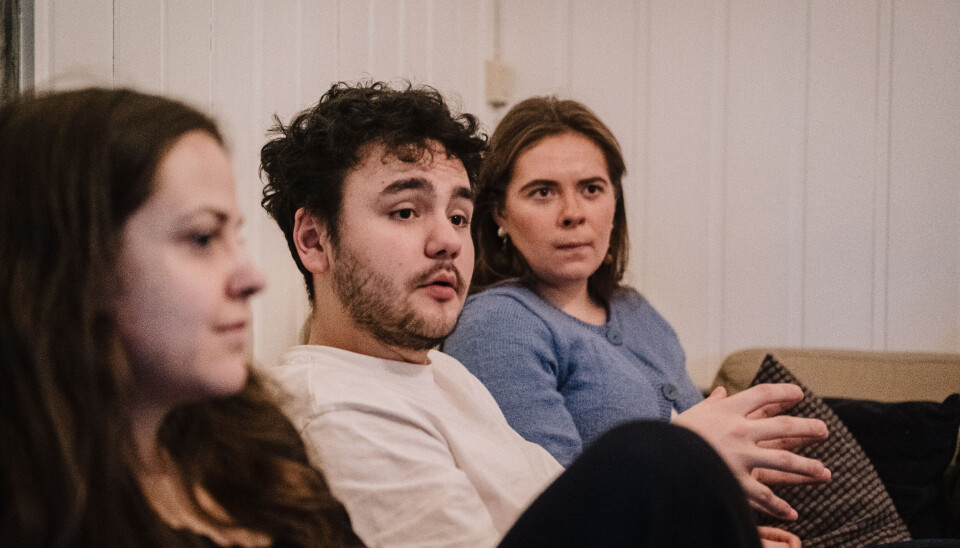 DUSJER HJEMME: Mediå sier de stort sett dusjer hjemme hos seg selv.