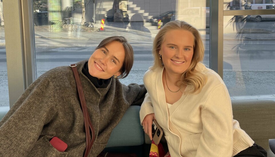 SPISSET LÆRING: Studentene Mathilde Brenner og Anna Karoline Henriksen Glasø mener effektivisering av studiene kan ha en kostnad.