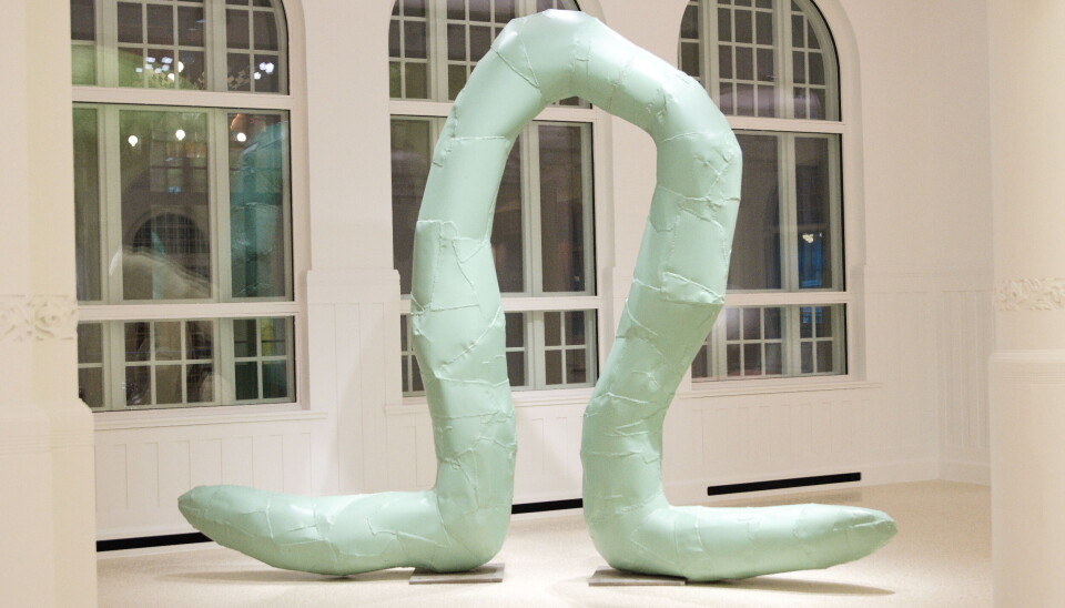 INNGANG: Den store lyseblå skulpturen er av av mange i samme stil som preger første etasje i museet.