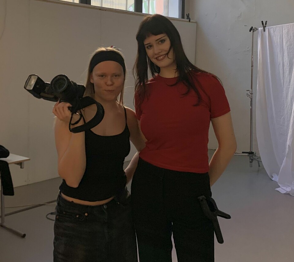 FOTOGRAF OG ASSISTENT: Evelina Elere og Ruth Nysæther samarbeider med porteføljen sin.