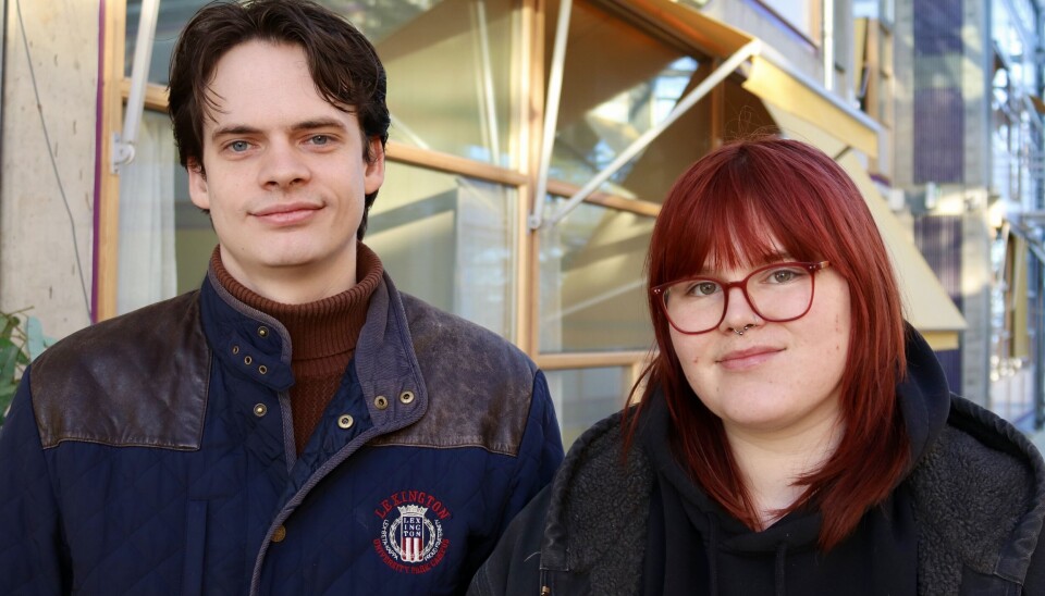 FORNØYDE: Studentene Sebastian Barth Sahl
og Ragnhild Aandstad ved religionsvitenskap er
enige med Studiebarometerets resultat.