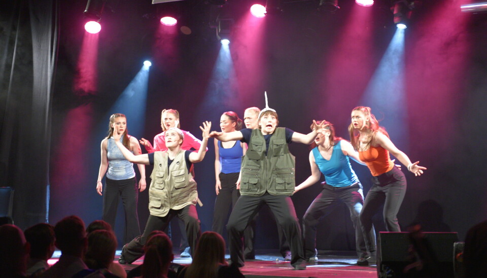 KOAS PÅ SAMF: Skal man tro denne revyen, kan det hende Odd Reitan hadde en finger med i spillet da samfundetlederen måtte gå av. Emil og Smørekopp