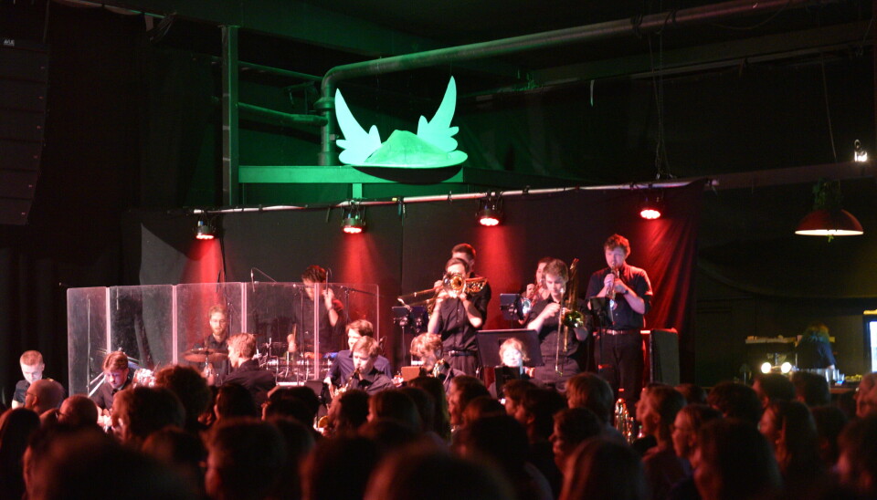 BANDET: Bandet slo på stortrommene. Ja, for dette bandet hadde faktisk to trommeslagere, som behersket begge trommesett. EMIL OG SMØREKOPPEN