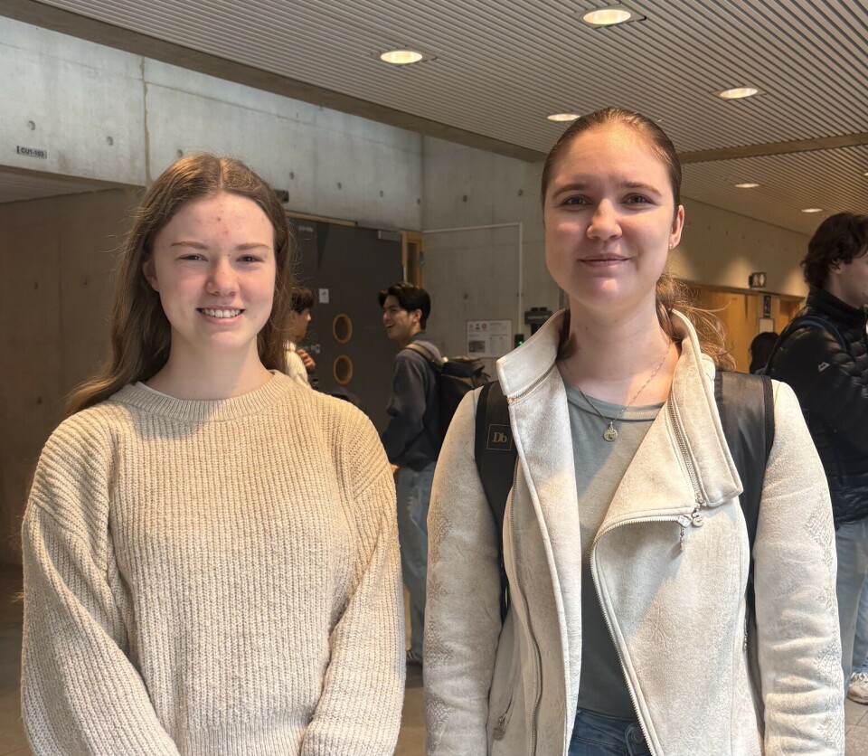 KOMFORT: Studentene Hermine Nyborg og Maya Teien ser frem til bedre plass på bussen om morgenen.