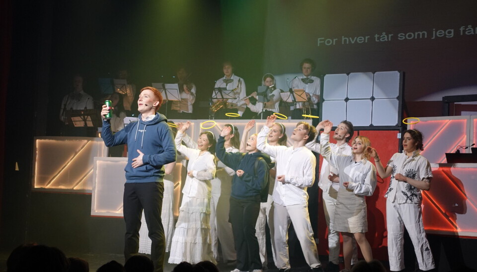 LEGER SÅR: En halvliter med Dahls er den beste kuren til eksamensangst og øvrig depresjon. Abakus-revyen