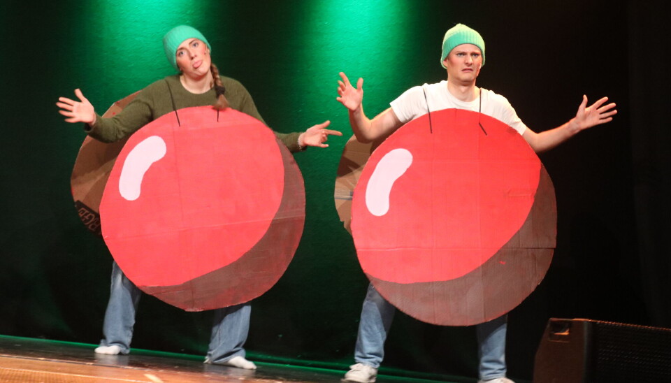 INNLEVELSE: Skuespillerne opptrer med stor innlevelse på scenen.