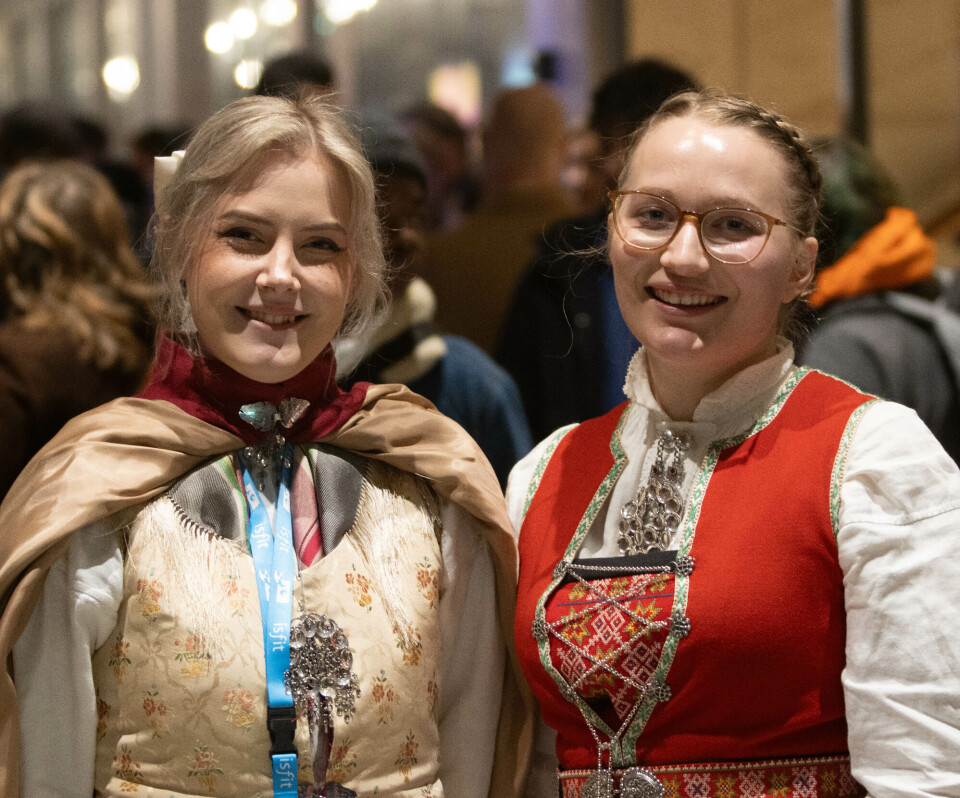 RØRT: ISFiT-frivillige Nora Helland og Karoline Borgø synes seremonien gjorde inntrykk.