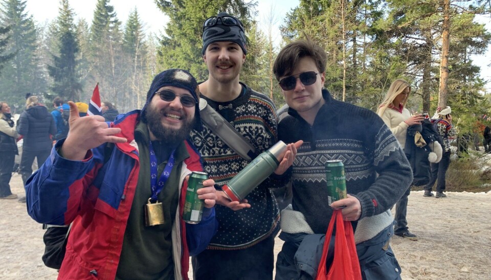 TYHOLT-GUTTA: Studentene Omar Chelbi
Rusten, Emret Ellingson og Erik Storrøsten er
klare for fyllefest.