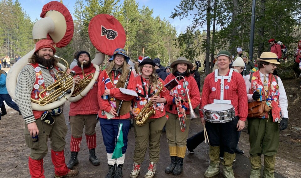 17. MAI-STEMNING: Så klart må det være korps på en dag som dette. Det sørger Åsblæst’n for.