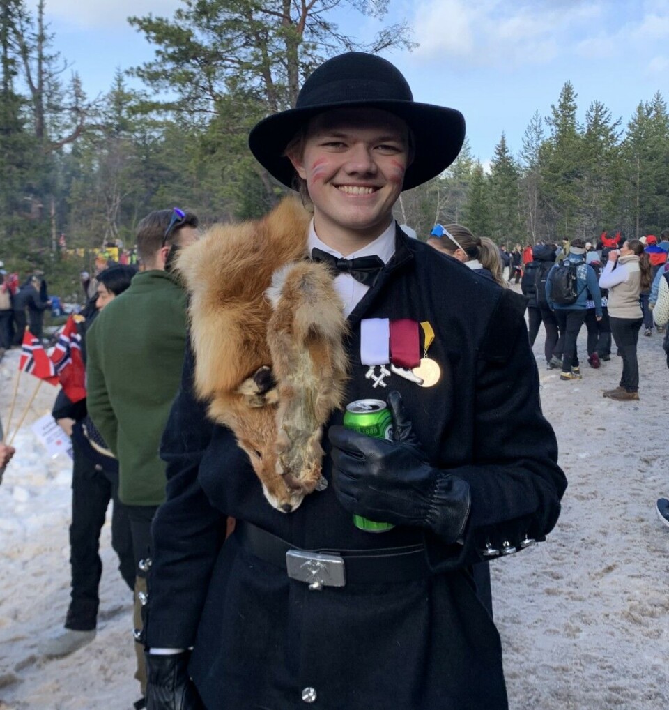 LUFTER REVEN: Maskoten Steinar henger fint på skulderen til korist Johan Kroka.