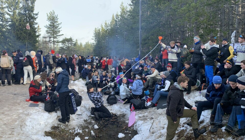 ØL-LØYPE: Dagens lengste øltrakt får mye oppmerksomhet.
