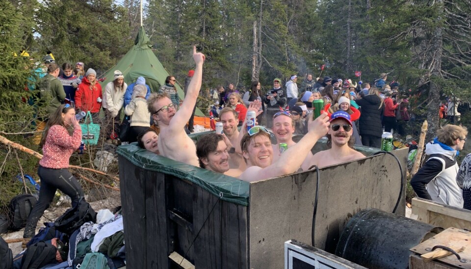 BADESTAMP: Smørekoppen bidrar med badestamp med perfekt utsikt til skiløypen.