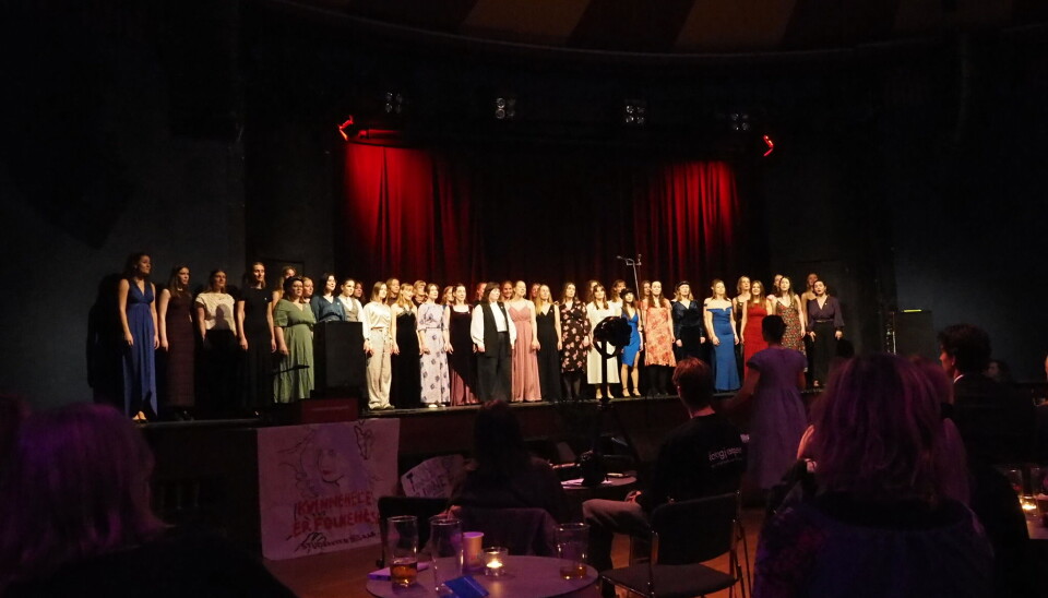 STORSALEN: Oppmøtet 08. mars var akkurat nok til å stemme gjennom resolusjonen.