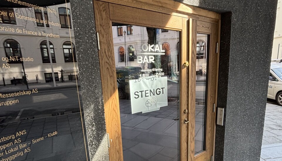 STENGT: Beskjeden er tydelig på døren til Lokal Bar.