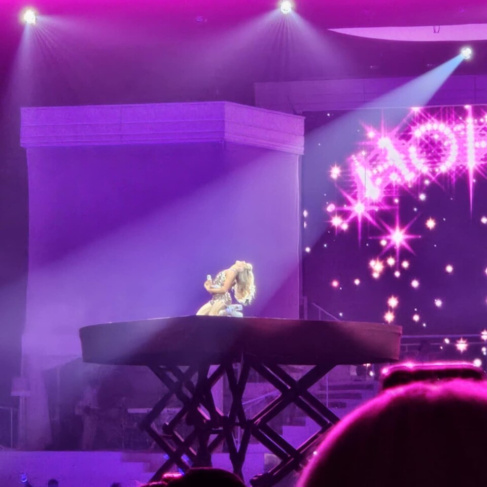 KJÆRLIGHET I LUFTA: Carpenter ble løftet opp av scenen på et hjerte.