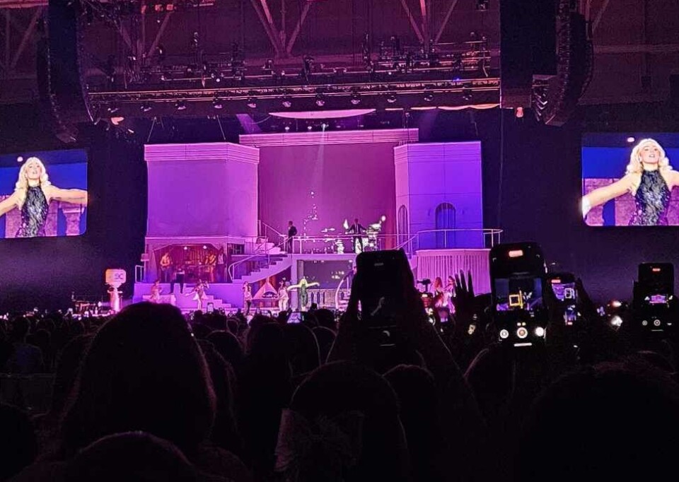 HJEMMEKOSELIG: Carpenter hadde med seg et helt hus på scenen