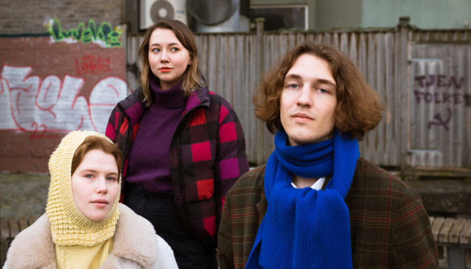 FORKJEMPERE: Ekaterina Martynova, Aleksandra Guliaeva, og Nikita Kuchinskii er i eksil for arbeidet deres i mediet Doxa