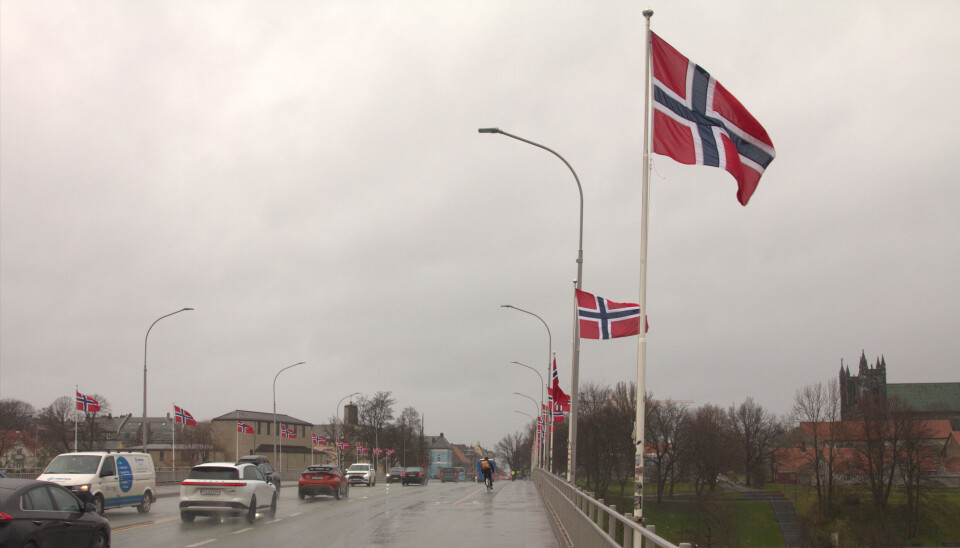 FLAGGES: Flaggene blafrer i regnværet på den spesielle dagen. flagg elgeseter bru