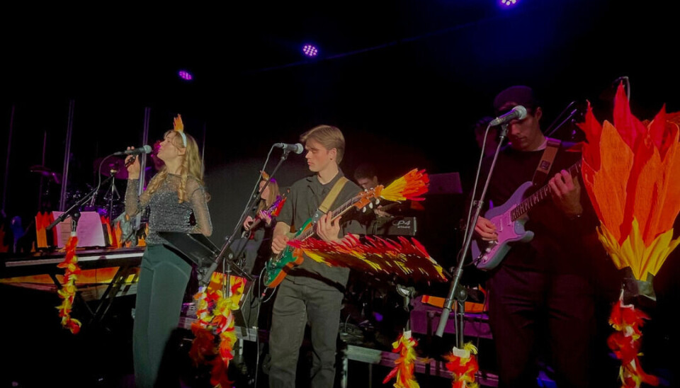 FYR OG FLAMME: Bandet levde opp til rekvisittene som omringet dem.