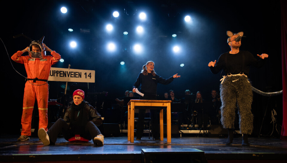 LEVENDE OPPGAVER: Nablarevyen sang om eksamensoppgaver som kommer til live.