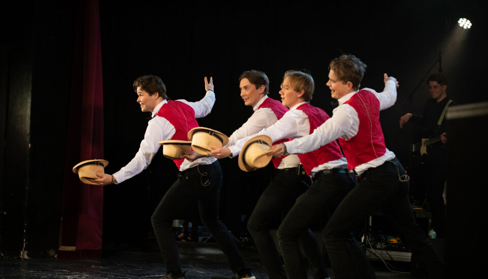 DEEP TALK: Byggrevyen sang om problemene sine.