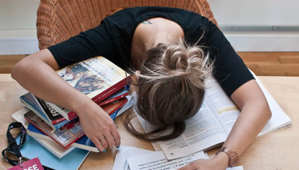OVERVELDET: Hvis man ikke har gode teknikker for å håndtere stress, er det lett å bli overveldet i eksamensperioden.