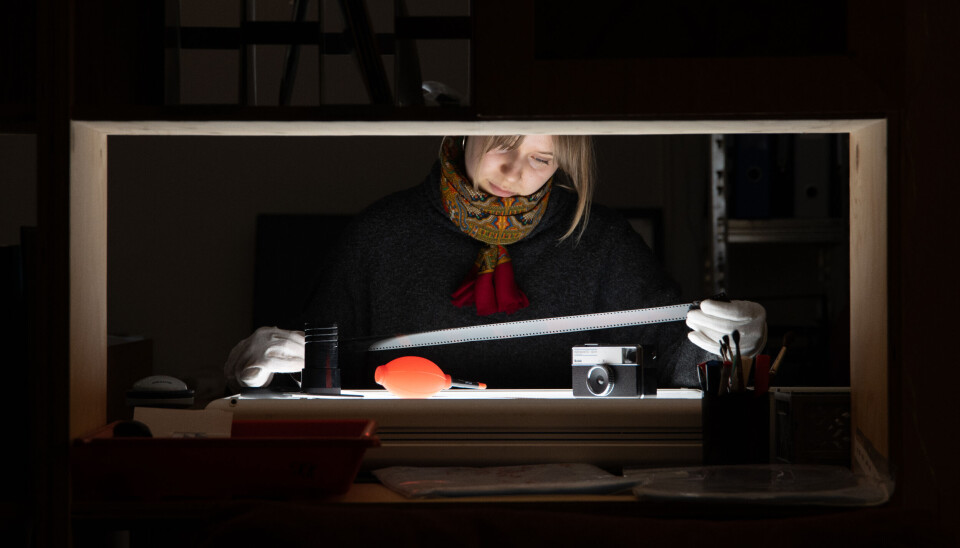 EN DØENDE KUNST: Studentenes kameraklubb vil holde liv i
kunsten å fremkalle bilder selv.