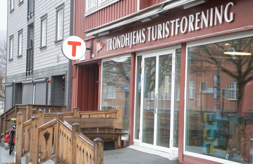 BEHJELPELIGE: Ansatte i Trondhjems turistforening sin butikk hjelper gladelig
til, og kan komme med gode råd hvis man ønsker å komme seg på tur.