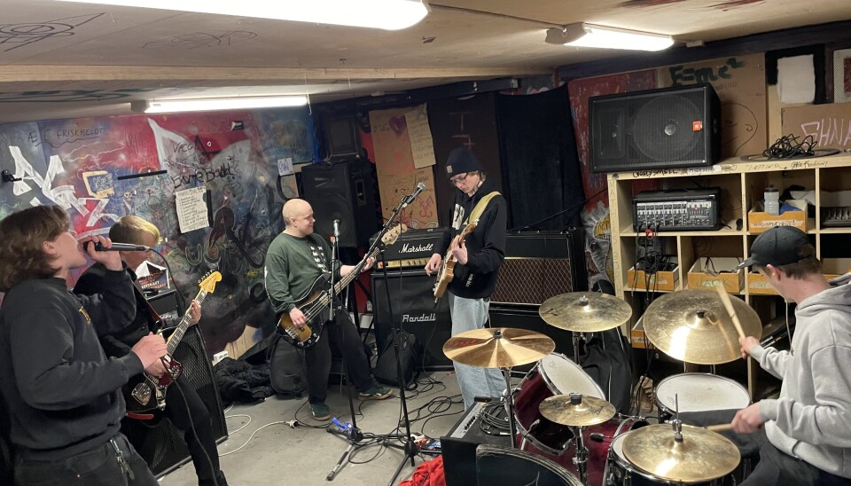 «PLUG IN BABY»: Bandet ventet i flere minutter på at bassforsterkeren skulle varme seg opp. Det viste seg at Sebastian Togstad ikke hadde plugget inn ledningen.