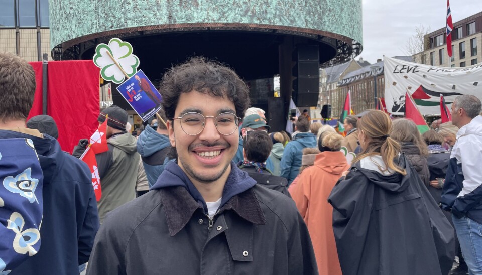 FANEBÆRER: Chumber ledet engasjerte studenter fra Samfundet til torget.