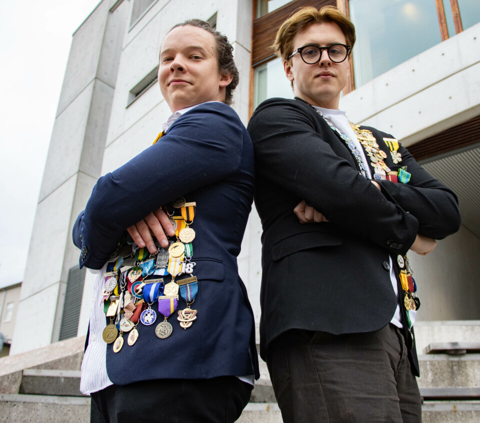 SAMLEOBJEKT: Energi- og miljøstudent Thomas Torseth og tidligere fysikkstudent Viktor Mikalsen har samlet mange daljer som studenter.