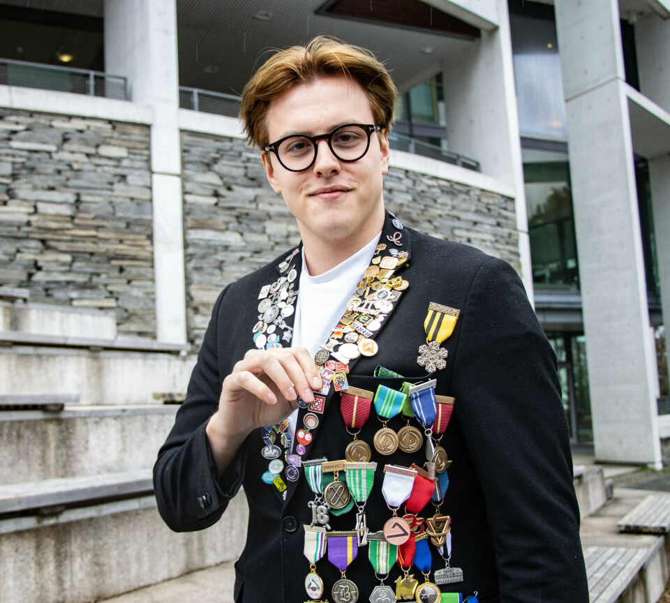 IMPONERENDE SAMLING: Selv etter bare tre år i linjeforeningen har energi- og miljøstudent Thomas Torseth opparbeidet seg én kilo med daljer.