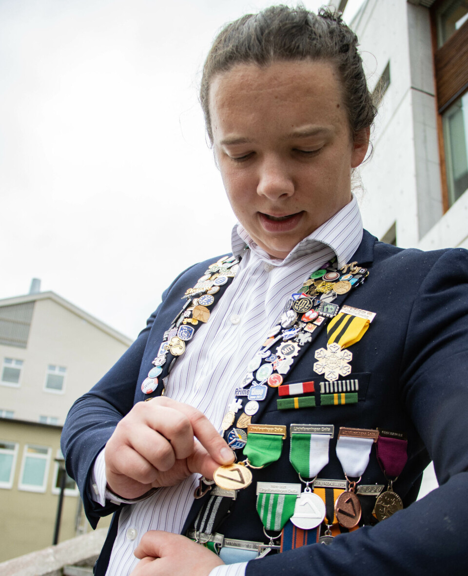 MISTET TELLING: Tidligere fysikkstudent Viktor Mikalsen har mistet telling på hvor mange daljer og pins han har.