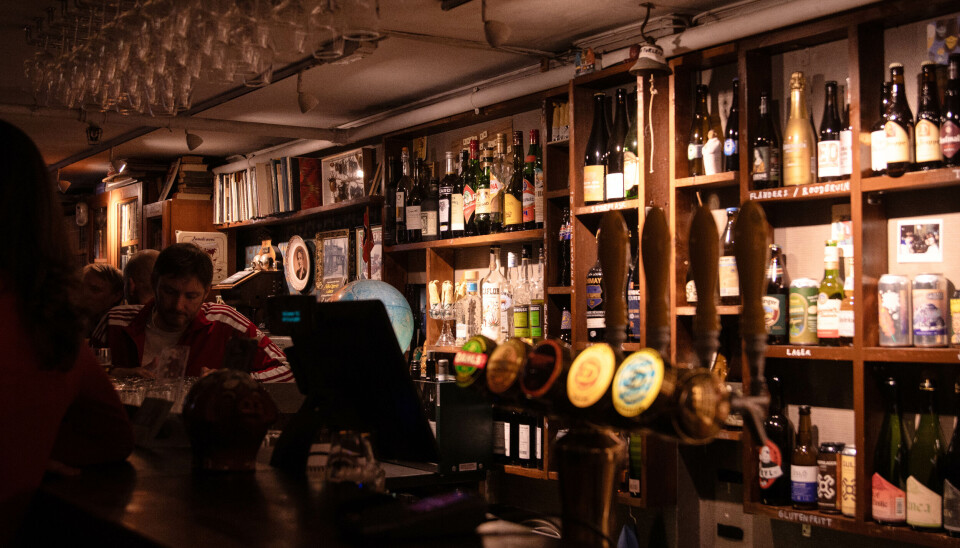 DAHLS PÅ TAPP: Selv om man ikke trenger alkohol for å ha en god kveld, hjalp det nok med latteren i salen at ølet ble skjenket over en lav sko.