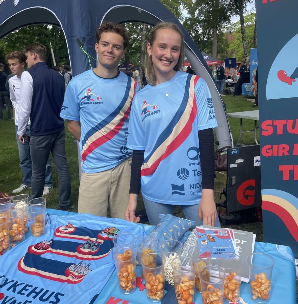 GRATIS GODIS: Jonas Gomez og Frida Kippersund står på stand for sykehusklovnene, rustet med både snacks, t-skjorter og skrivebøker.