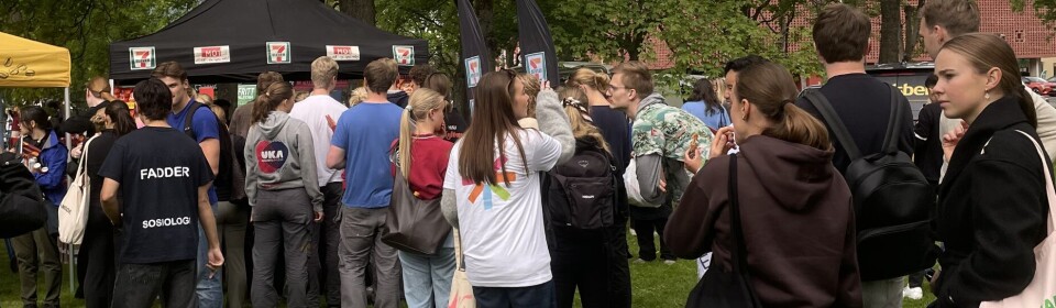 LANGE KØER: Studenter, gamle som nye, stiller seg på rekke og rad for å sikre seg det standene har å by på.