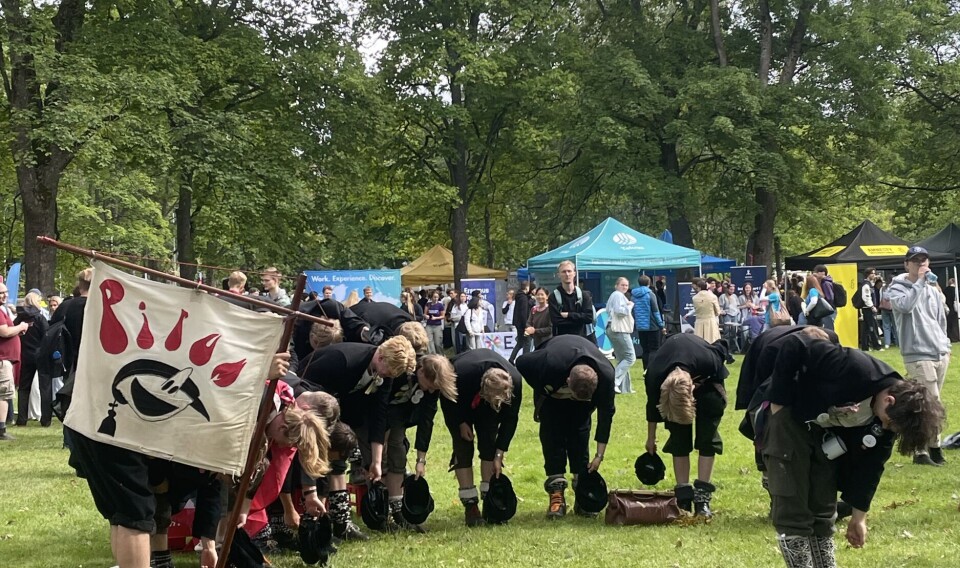 STUDENTERSANG: Pirum bidrar med sang og show på fadderuke-kickoff i kjent stil.