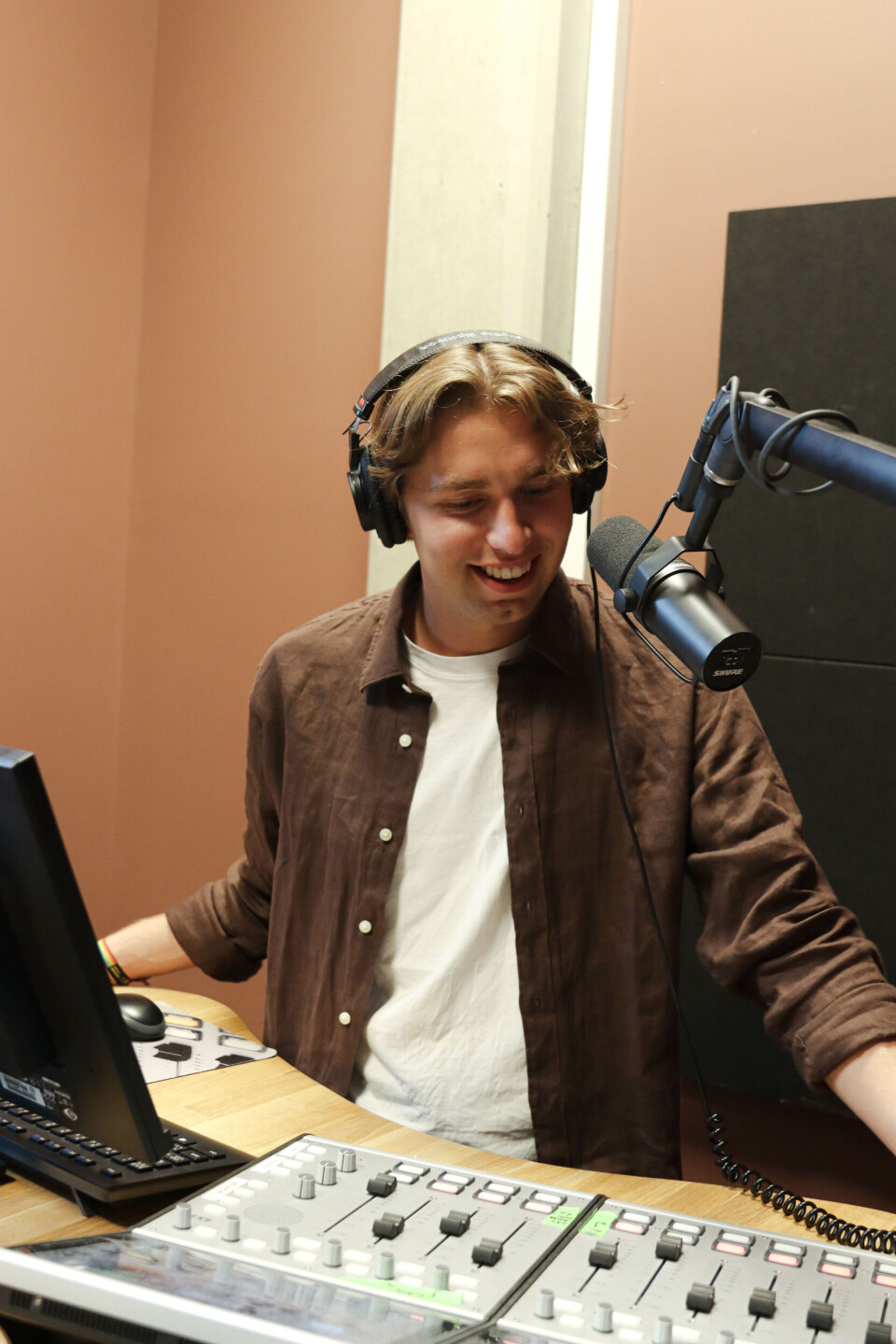POET MED HØG PULS: Ei av dei første oppgåvene Birk fekk i
radioen var å framføre eit eigenskrive dikt om sommaren, noko
han syntest var veldig stressande.