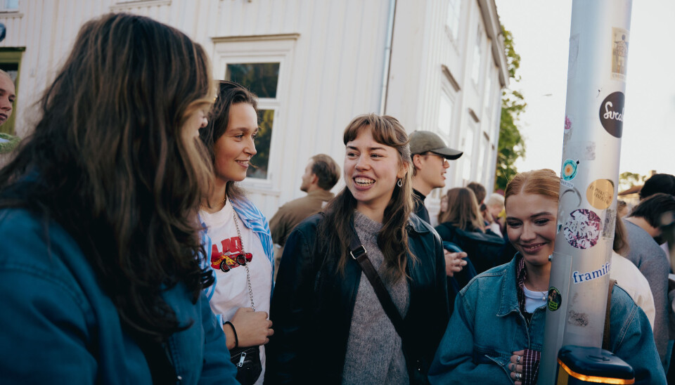 SKEPTISKE: Gjengen var skeptiske til å klare å komme seg inn på folkemøtet, på grunn av den lange køen. F.v. Hannah Øzger, Hannah Lund, Sunniva Hanssen og Ingunn Huseby.
