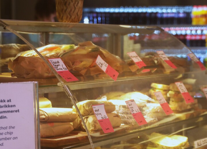 UTVALG: Sit har mange tilbud i kantiner, kiosk og kafé på ulike campus. Til tross for at mange mener det er dyrt, er det omtrent halvparten av studentene som handler her hver dag.
