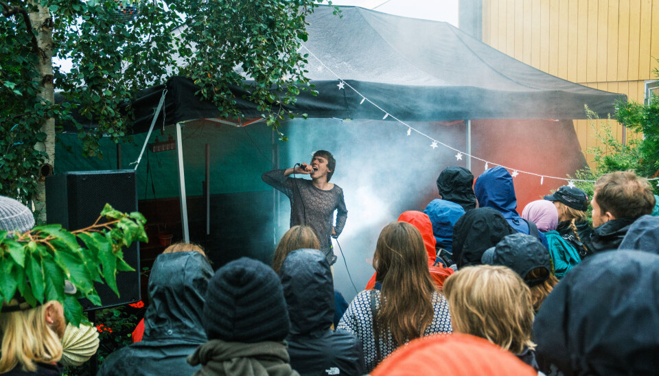 Kompisgjengen arrangerer
festival i bakgården
– uten naboklager