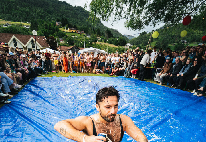 SLIP’N SLIDE: Bergtatt-arrangørene delte ut 10 festivalpass til neste år. Konkurransen var knyttet til stilpoeng på den tradisjonsrike Bergtatt-sklien.