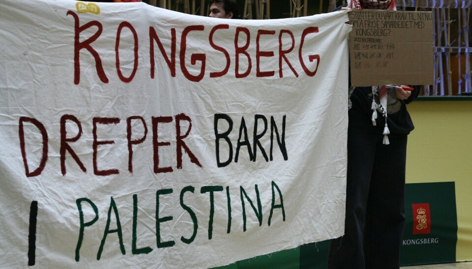 KAFFE, PRAT OG PROTEST: Kongsberg gruppen møter motstand under stand på Realfagbygget, i etterkant av Studenttingsmøte.