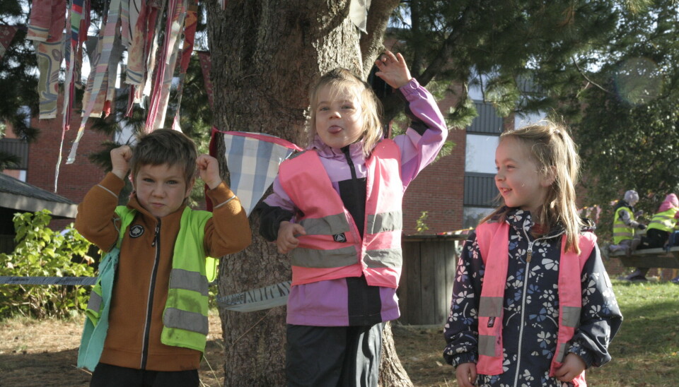 GODT HUMØR: Noah (5), Ronja (5) og Anne (5) fra Moholt Barnehage er i festivalstemning.
