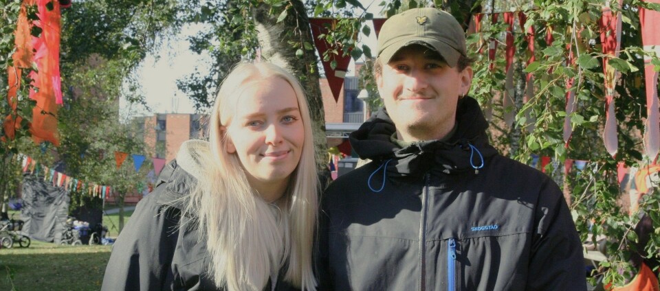 TRIVDES: Maren Pedersen og Thomas Meringdal opplev at barna frå Hundremetersskogen barnehage har hatt det kjekt på festival.