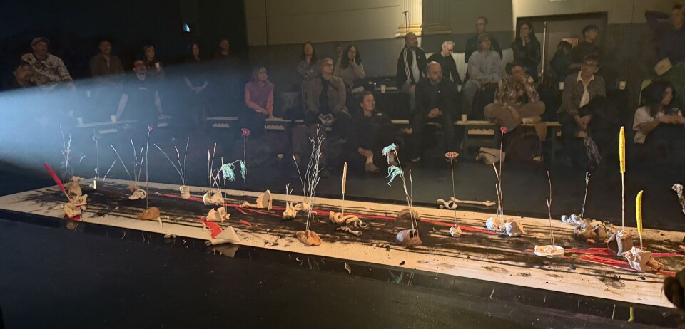 EKSPERIMENTELT TEATER: Er dette en blomstereng? En gravplass? Alt står på hva en selv tenker.