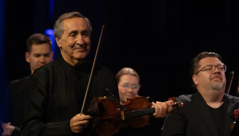 SJELDNE NOTER: Som en av de få med notene, leder den musikalske lederen Levon Chilingirian ensemblet gjennom armensk folkemusikk.