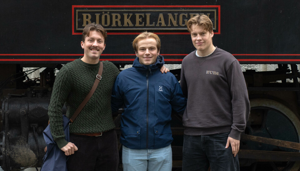 SMØREGUTTER: Lykken stråler av maskinstudentene Sondre Martinussen, Tobias Johnsen Skånseng og Adam Dalene når de står ved lokomotivet.
