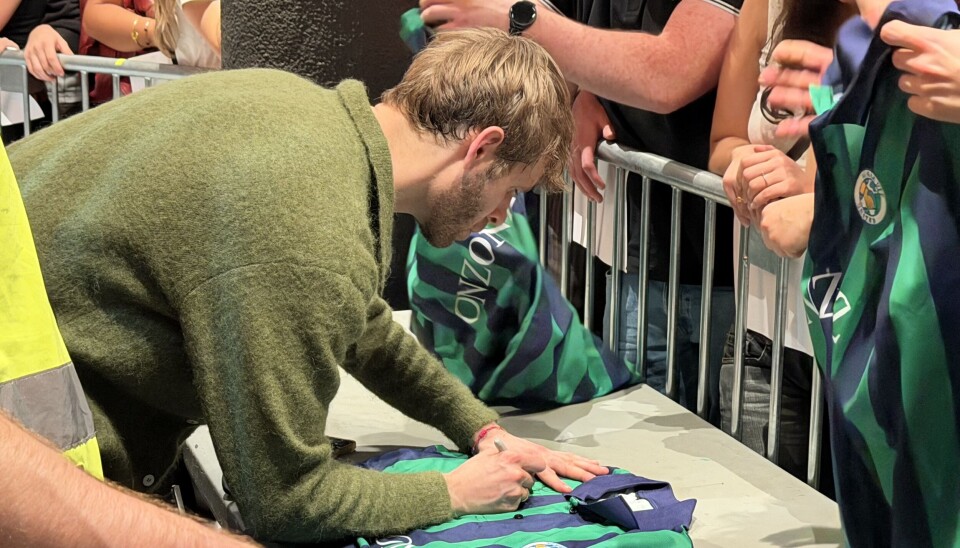 SIGNERER MERCH: Ingen tvil om at han er en folkelig type.