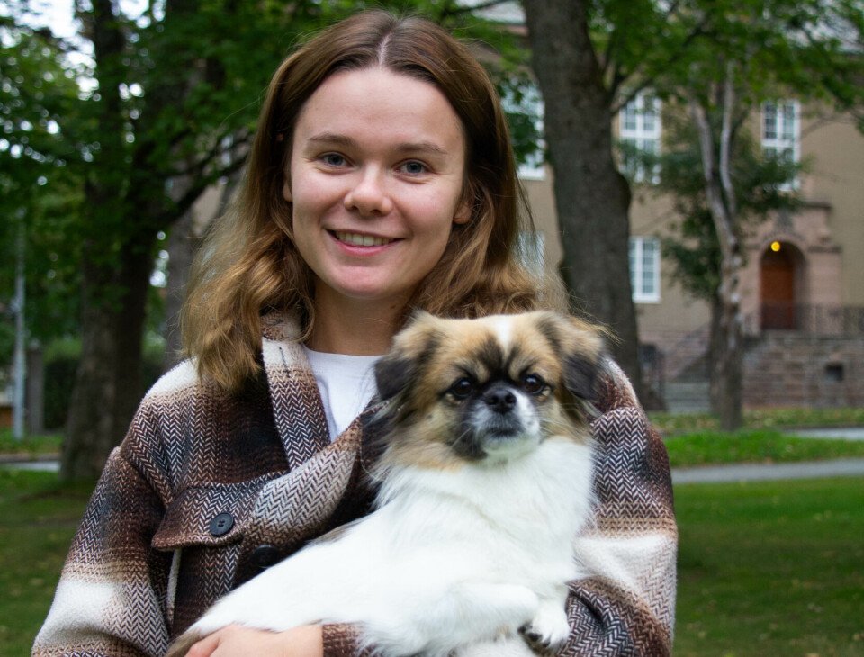 KOSETE: Elise Storeide har hatt hunden sin, Pheobe, gjennom hele studietiden, og du finner trolig ikke en mer kosete romkamerat.